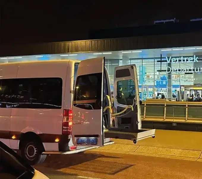 Rolstoelbus bij Schiphol voor reizigers uit Zaandam